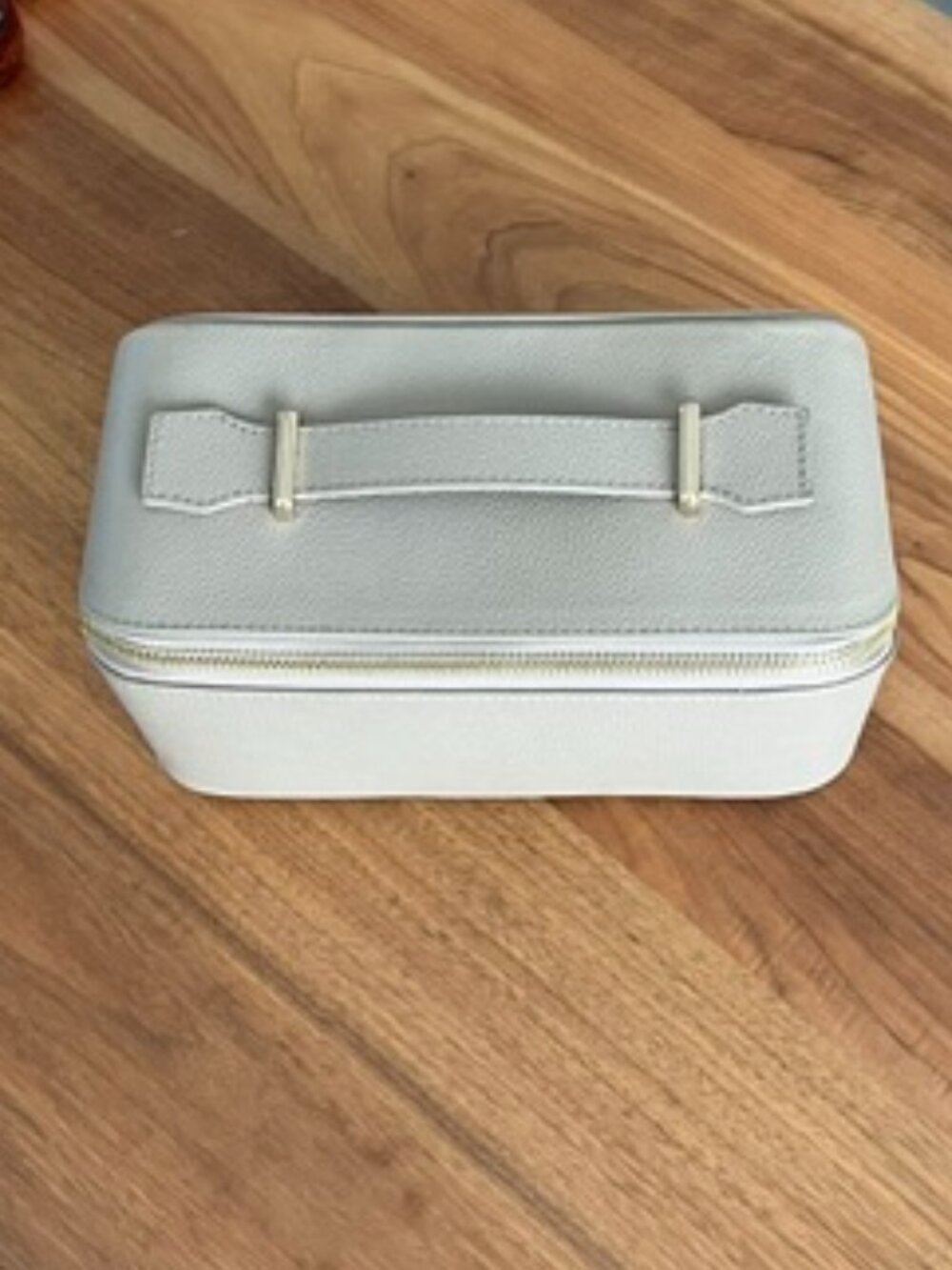 QUINN MAKEUP BAG LIKE NEW